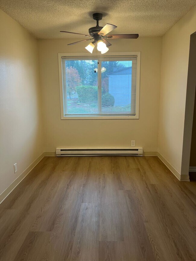 Foto del edificio - 2 Bed, 1 Bath Upstairs - Updated Flooring