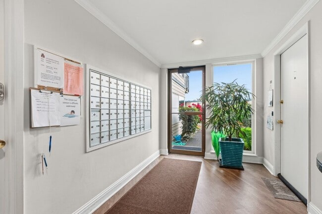 Building Photo - 1Bd/1Ba Edmonds Condo
