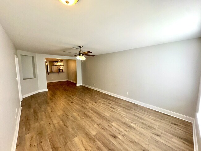 Foto del edificio - "Charming 2-Bed Oasis with 2 Full Baths in Prime Lynn Haven Location near Mosley High School"