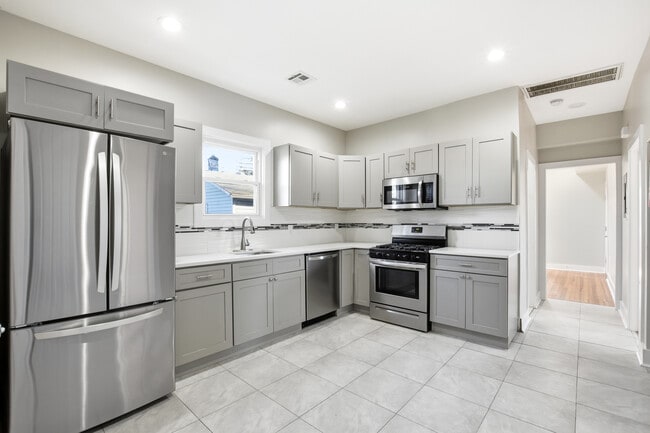 Building Photo - 53 Oak Ave