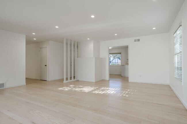 Foto del edificio - Beautiful 3 Bedroom / 2 Bath Single Family House in Burlingame!