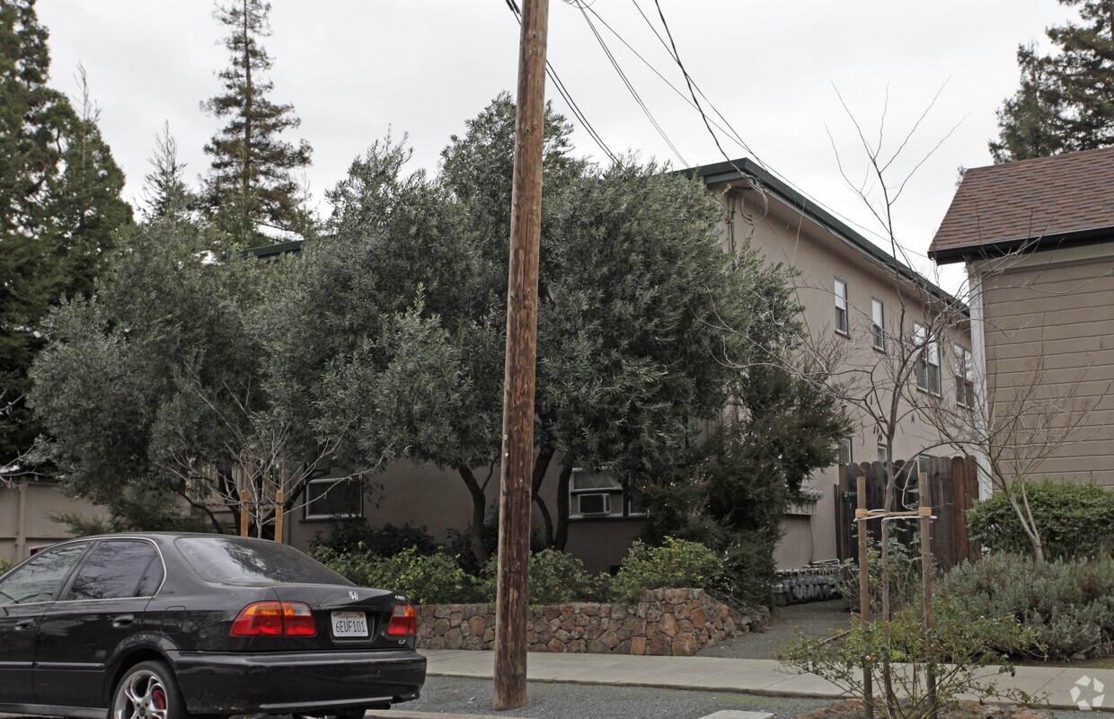 Building Photo - 560 Coombs St