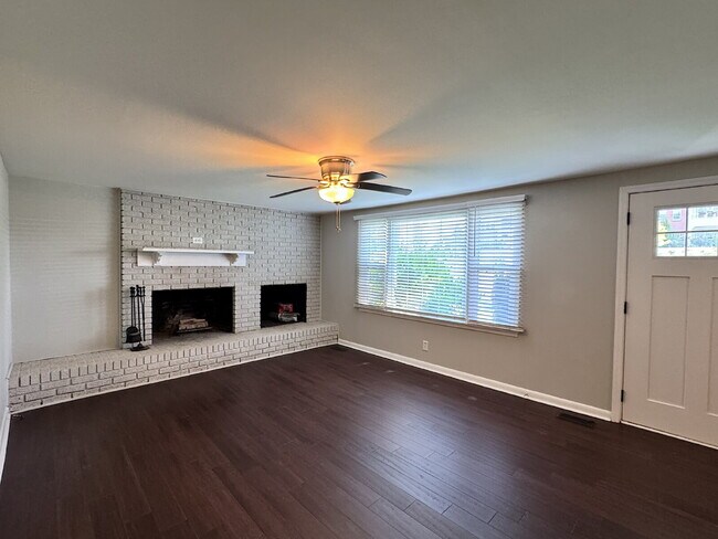 Building Photo - Well Maintained Home on Spacious Lot!