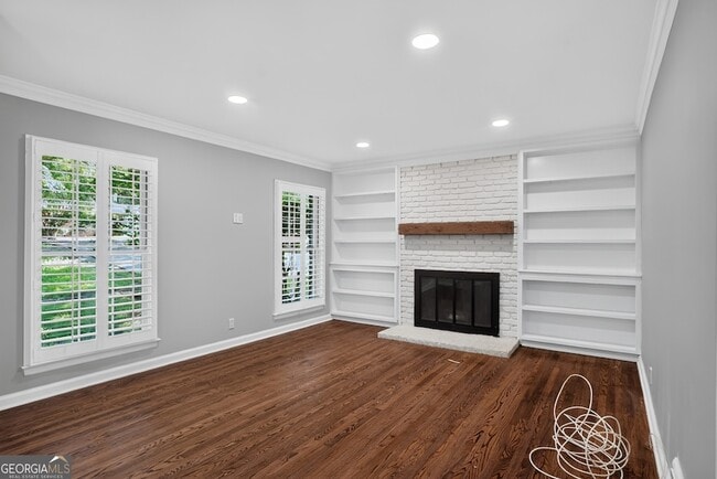 Building Photo - 807 Cardova Dr NE