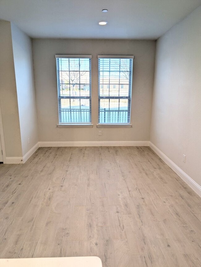 Building Photo - Bright & Open 3BR Townhome