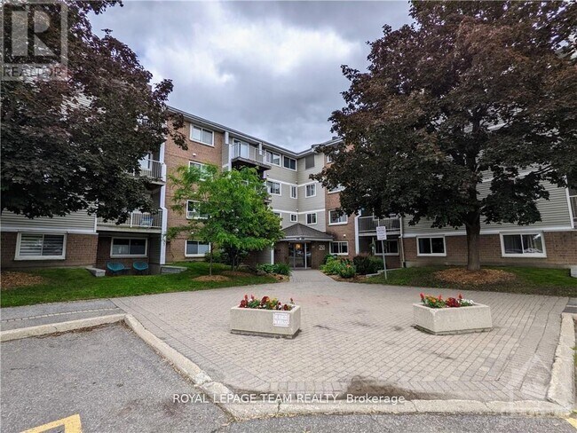 Photo du bâtiment - 250 Brittany Dr