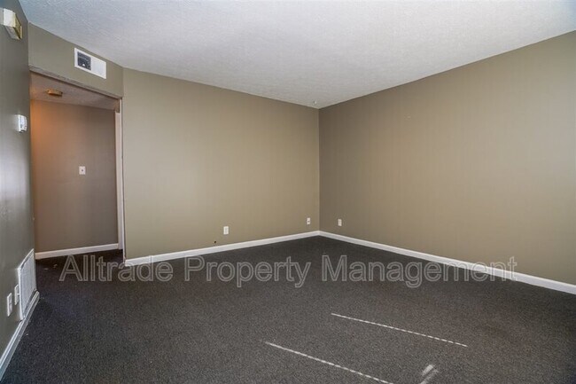 Building Photo - 1215 Huntington Ln