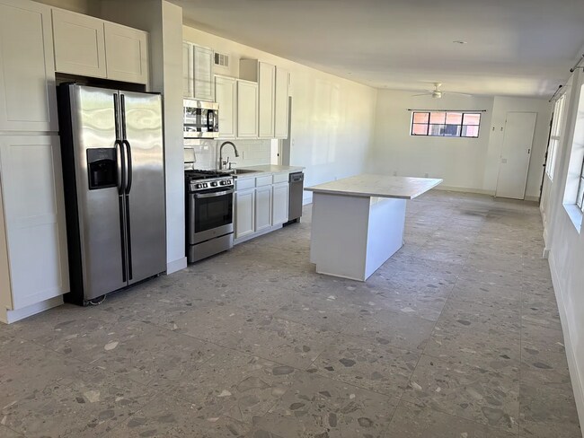 Building Photo - 519 W 16th St