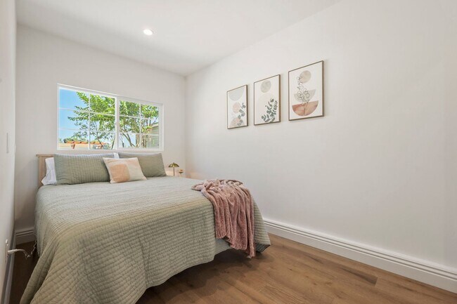 Building Photo - Stunning 1 Bedroom/1 Bathroom in Oceanside!
