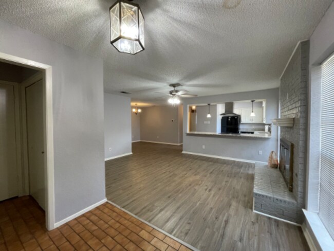 Foto del edificio - 2000 Valleywood Dr