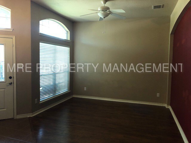 Building Photo - 614 Valencia Dr