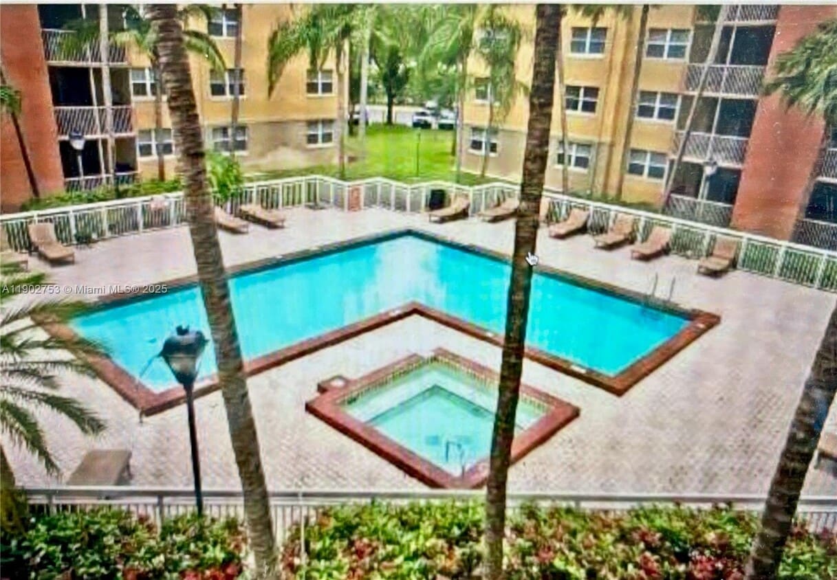 Foto principal - 8333 Lake Dr