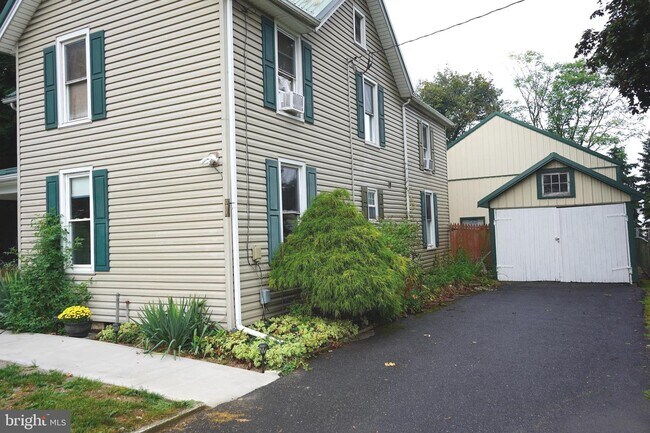 Foto del edificio - 218 Falling Spring Rd