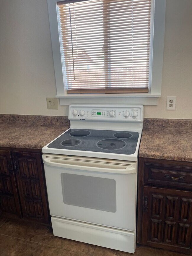 Building Photo - Spacious and Beautiful 4 bedroom/ 2 bath H...