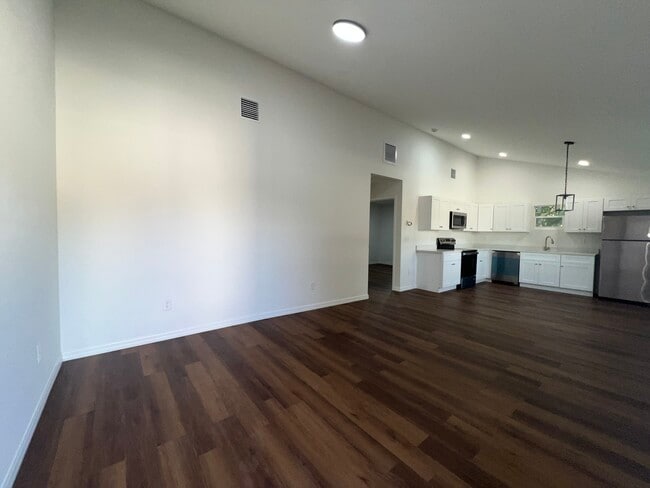 Building Photo - Allen St