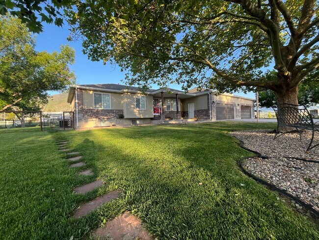 Front Yard - 926 E. Bates Canyon Rd