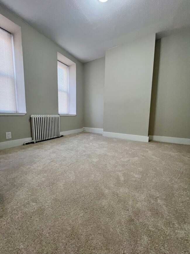 Foto del edificio - 3-Bedroom + Bonus Room | 1-Bath End-of-Row Townhome in Norristown – Available Now!