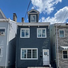 Building Photo - 227 Ella St