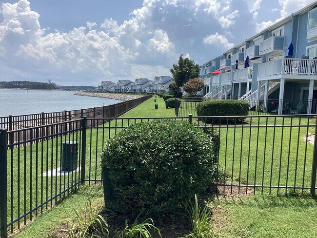 Building Photo - 9544 Bay Front Dr