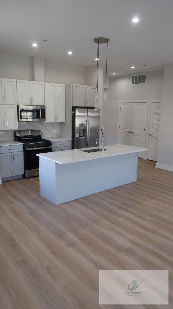 Building Photo - 2 bedroom in CHICAGO IL 60630