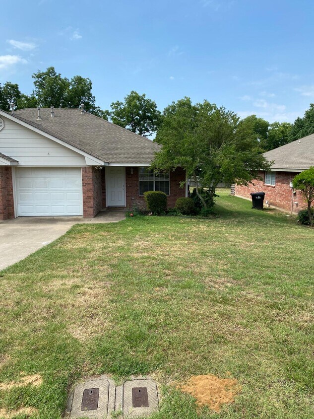 2918 W Parnell St, Denison, TX 75020 Townhome Rentals in Denison TX