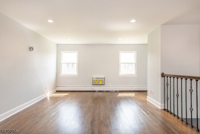 Foto del edificio - 71 Roseland Ave