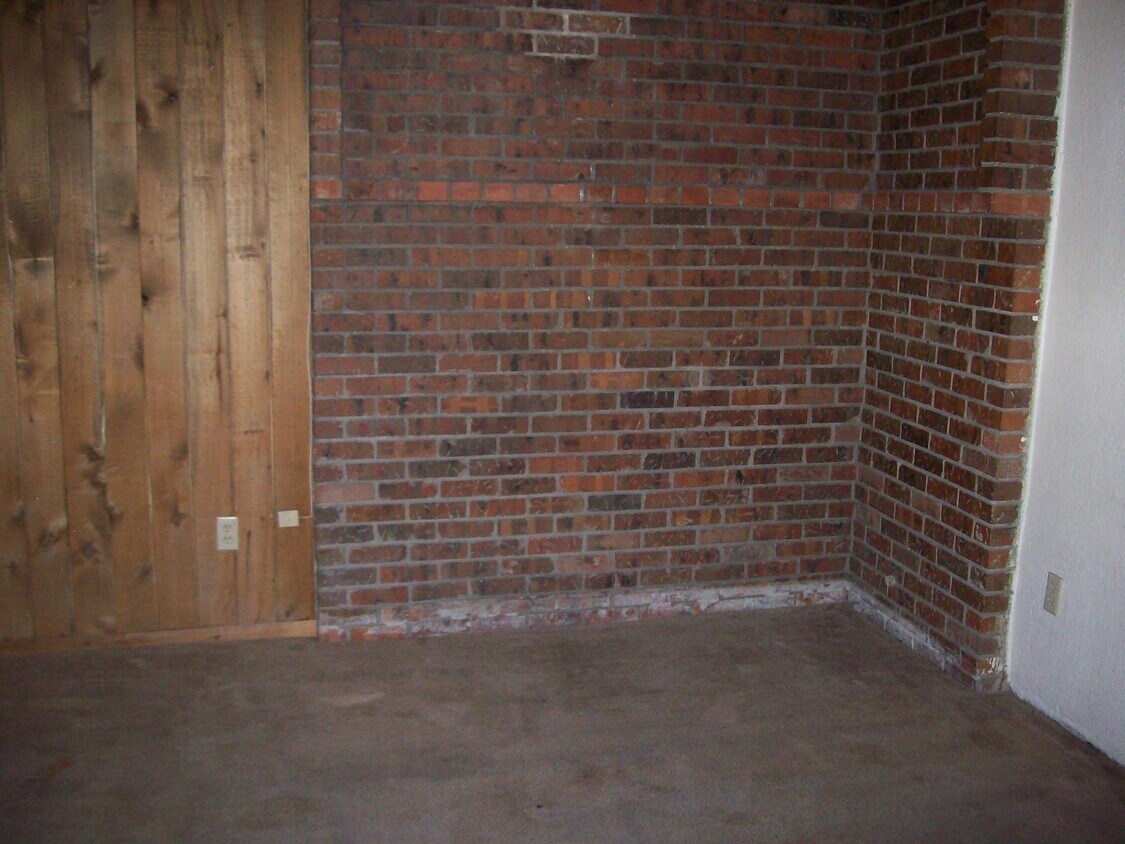 Building Photo - 807 10th St