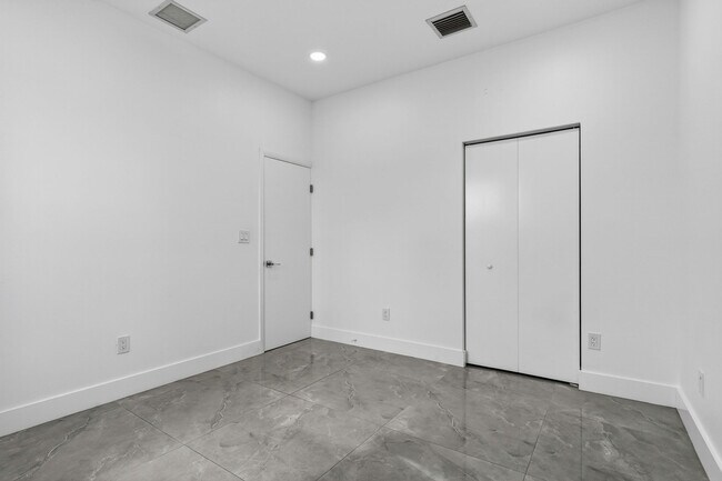 Foto del edificio - 655 NW 24th Ave