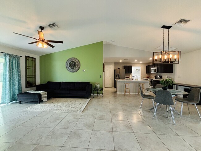 Foto del edificio - 2417 NW 29th Street ~ Charming NW Cape Cor...