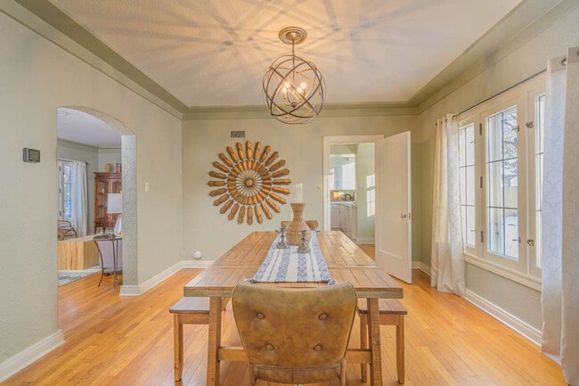 Building Photo - 628 S Summit St