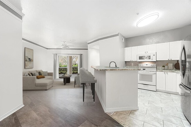 Kitchen with breakfast nook - 5168 Northridge Rd