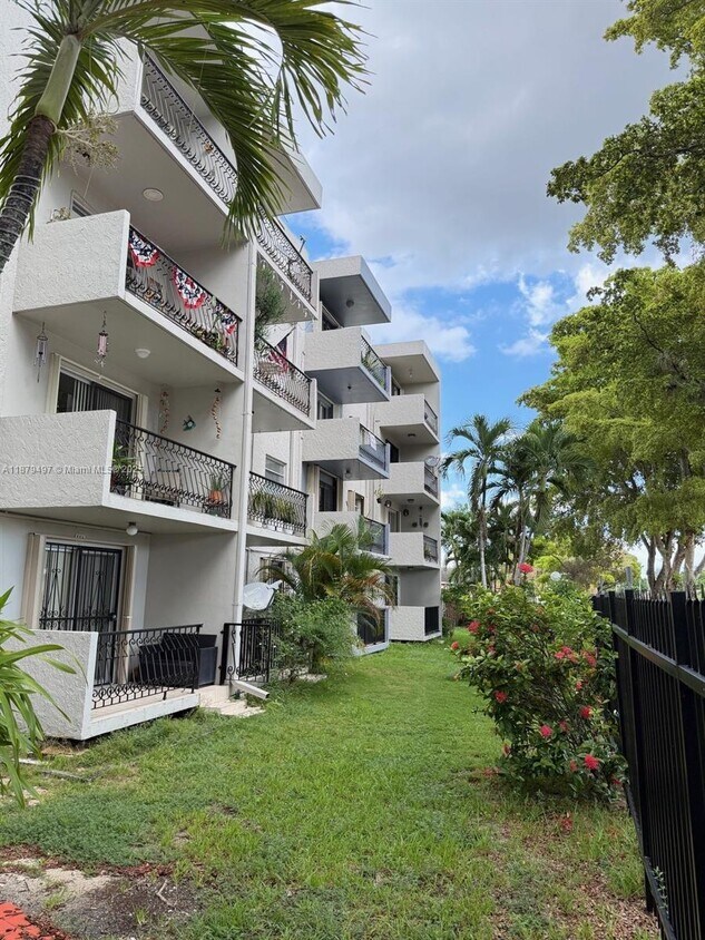 Foto principal - 3181 SW 13th St