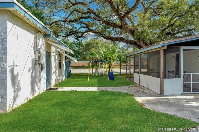 Foto del edificio - 6440 McClellan St