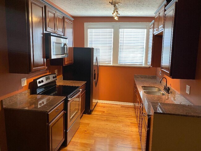 Fotografía del edificio - 2737 Riverside Ave