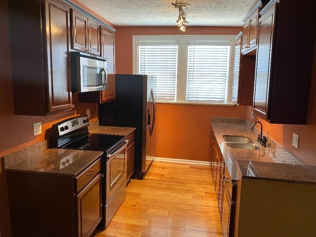 Kitchen - 2737 Riverside Ave