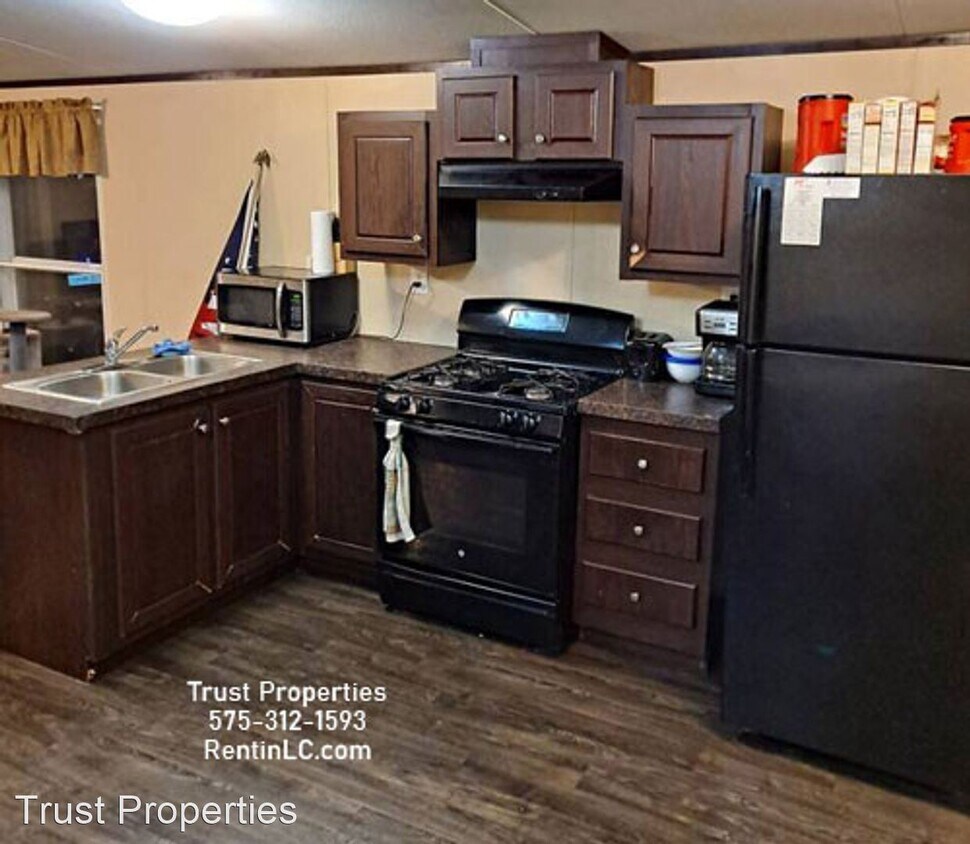 Building Photo - 2 br, 1 bath House - 120 East Madrid Unit 24