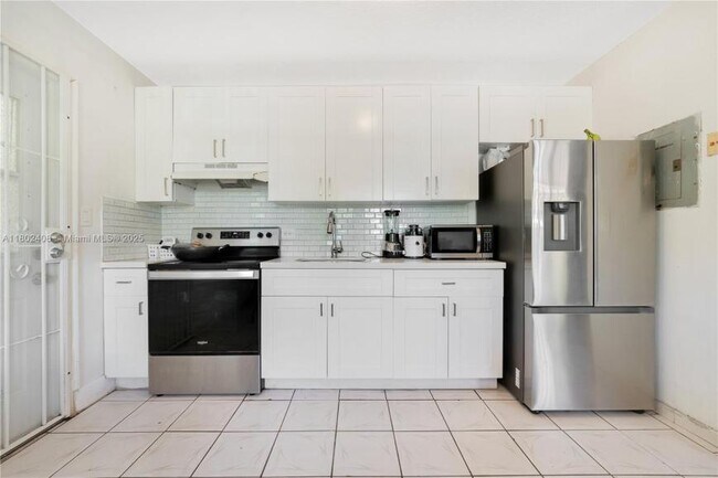 Building Photo - 2 bedroom in Miami FL 33138