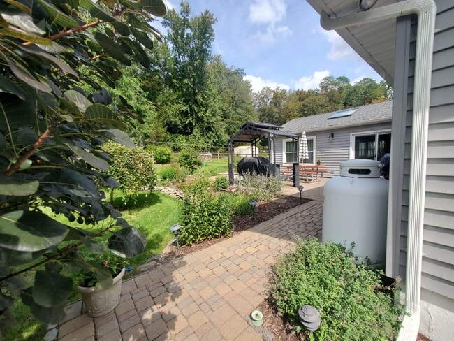 Foto del edificio - 134 Quaker Hill Rd