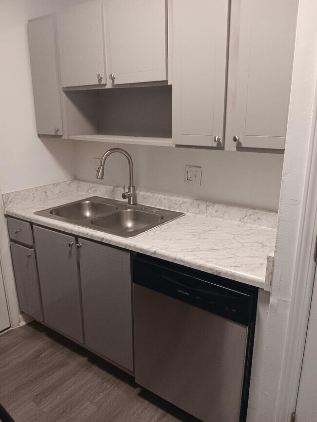 Cocina de 2 habitaciones - Pinetree Place Apartments