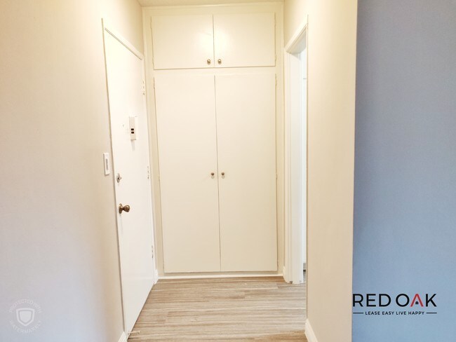 Foto del edificio - TOP LOCATION! First Floor One Bedroom with...