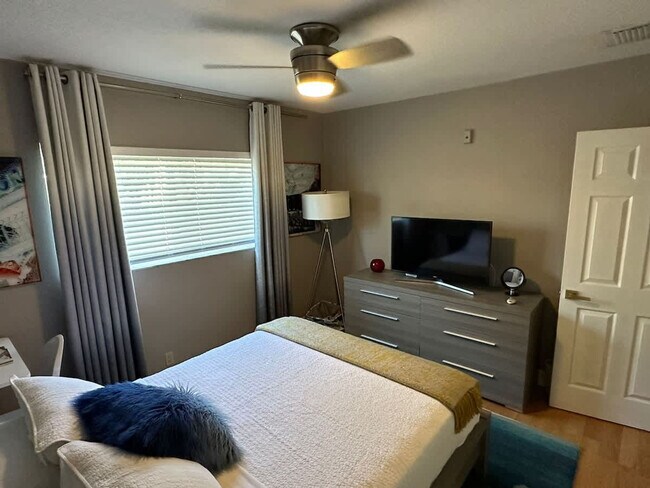 Foto del edificio - 1423 Holly Heights Dr
