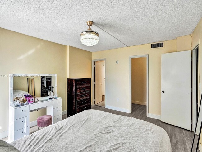 Building Photo - 4152 Inverrary Dr