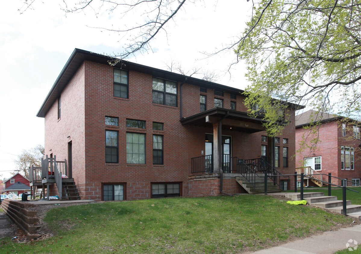 Primary Photo - 121 Niagara St