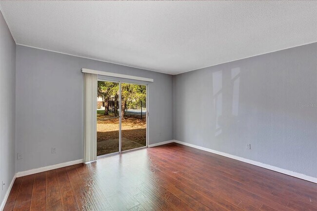 Building Photo - Hawthorne Reserve Condo