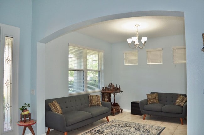 Building Photo - Spacious 5BR House in Tampa - Lawn Mainten...