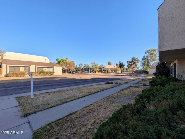 Building Photo - 2233 W Farmdale Ave