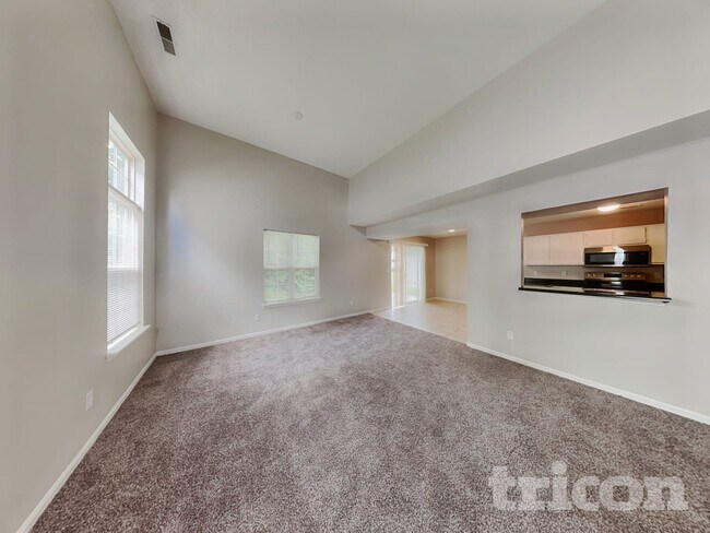 Foto del edificio - 644 Meadows Edge Ln