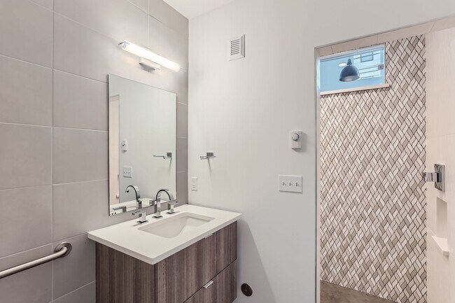 Foto del edificio - FREE RENT/OCT! Luxurious 2-Bedroom Townhom...