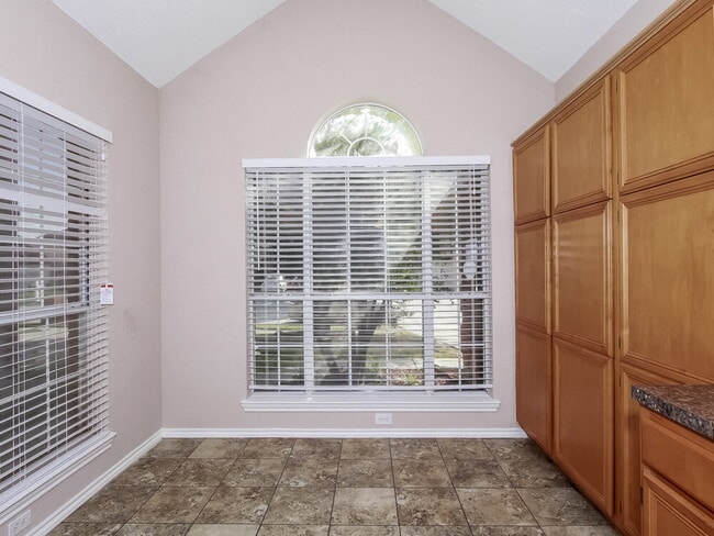 Building Photo - 952 Azalia Dr