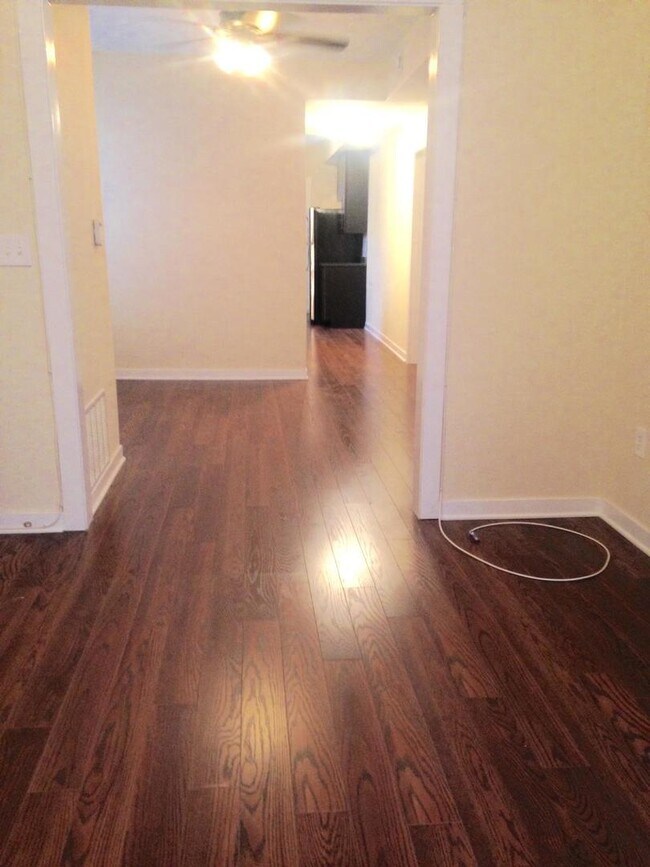 Foto del edificio - 1757 W 38th St